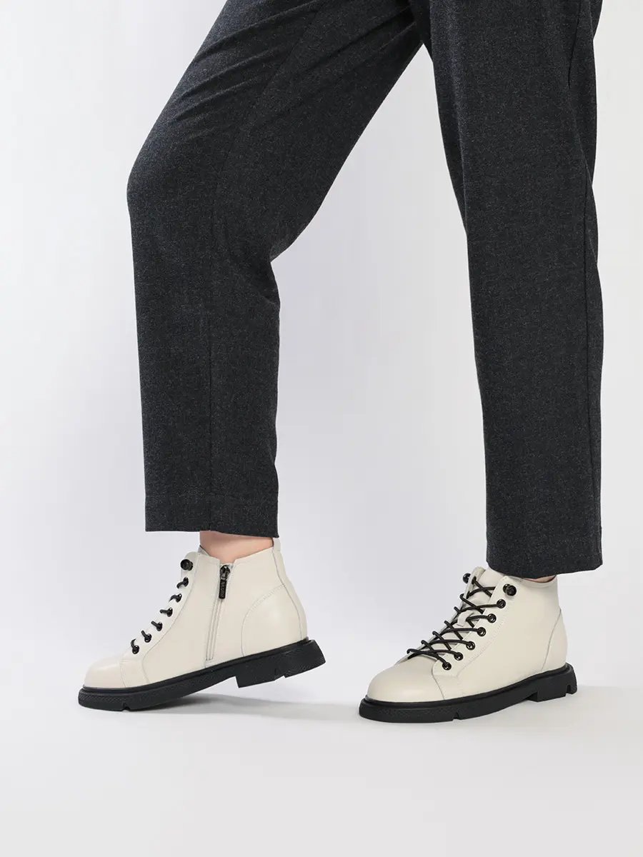 Ботинки белого цвета на низком каблуке